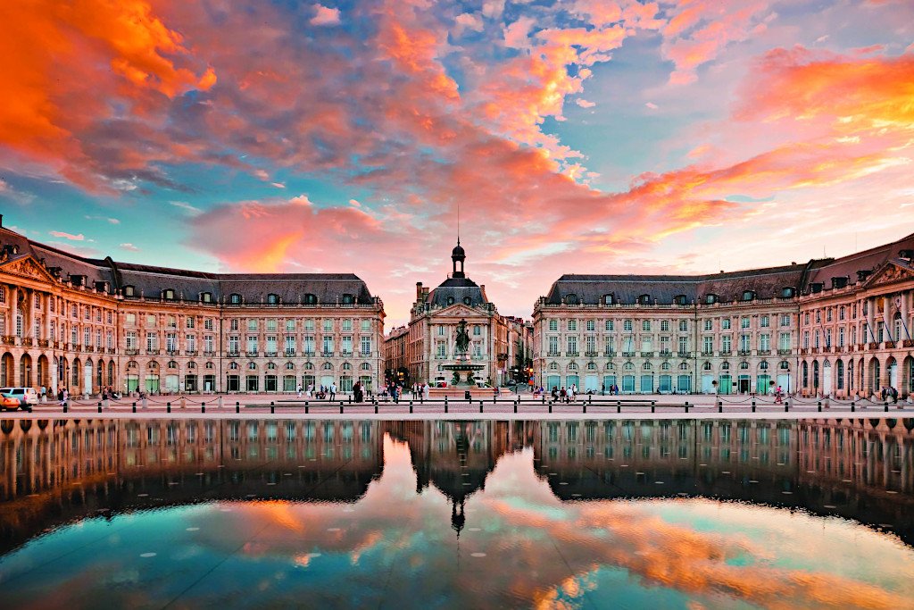 Vue de la Place de la Bourse et des quais de Bordeaux, illustrant un service de déménagement local dans la ville