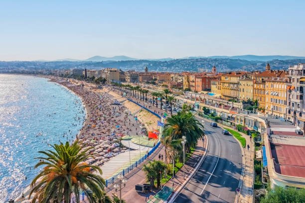 Vue panoramique de Nice avec la Promenade des Anglais, illustrant un service de déménagement local à Nice